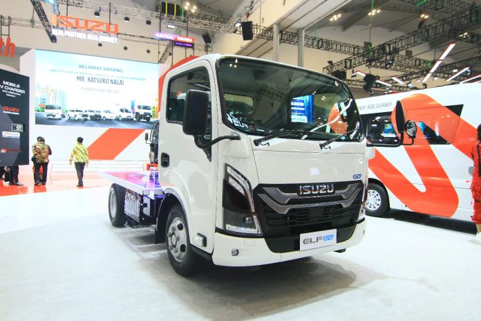 Isuzu menghadirkan ELF EV prototype di GIIAS 2024 sebagai bentuk inovasi dalam menghadirkan mobilitas yang ramah lingkungan dan efektif