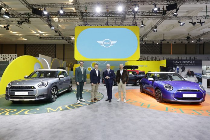 MINI Indonesia resmikan MINI Pavilion di ajang GIIAS 2024 menghadirkan 2 MINI Elektrik terbaru, MINI Cooper SE dan Countryman SE ALL4