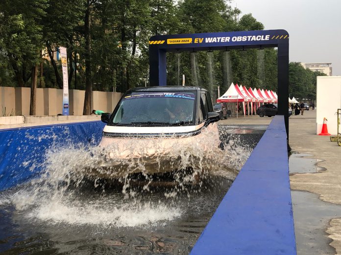 GIIAS 2024 mengajak pengunjung untuk merasakan keseruan area test drive yang menawarkan pengalaman teknologi terbaru dalam dunia otomotif.