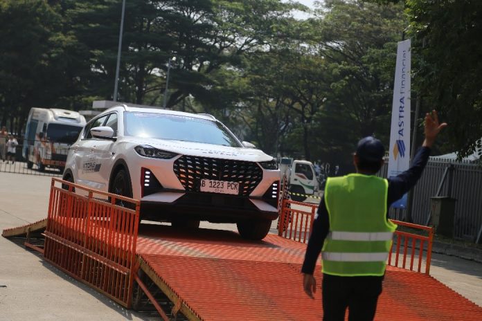 GIIAS 2024 menghadirkan area test drive di mana pengunjung dapat menguji langsung berbagai kendaraan terbaru dari merek otomotif ternama