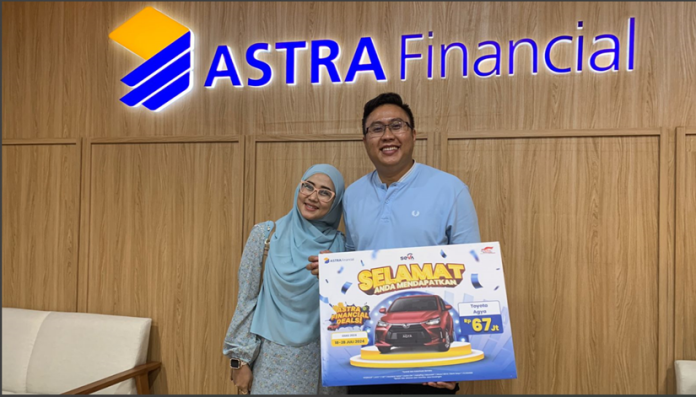 Pasangan suami istri, Randy dan Vivi, berhasil memenangkan Grand Prize Astra Financial Deals pada hari terakhir GIIAS 2024