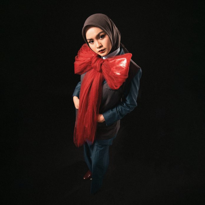 Salma Salsabil kembali mengejutkan para penggemarnya dengan merilis debut albumnya yang bertajuk ‘Berharap Pada Timur’.